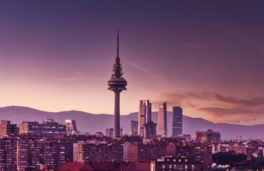 Turistas internacionales recorriendo el centro de Madrid y disfrutando de la oferta gastronómica y de ocio nocturno de la capital.